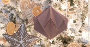 Read more about the article چگونه با کاغذ ساده یک زیور الماس اوریگامی درست کنیم